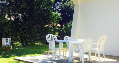 NEW! Everything on foot: beach, city center, lake. Nice house with fenced garden