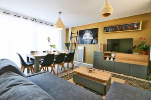 Télévision, table de tennis de table