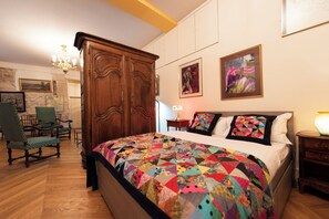 1 habitación, tabla de planchar con plancha, wifi gratis y ropa de cama 