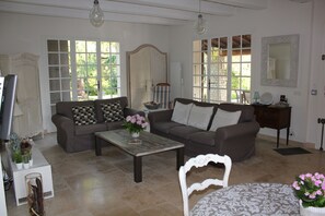 تلفزيون، تنس طاولة، كُتُب