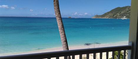 Accommodatie ligt op het strand, ligstoelen, strandlakens
