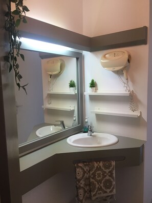 淋浴设施、吹风机、毛巾、肥皂