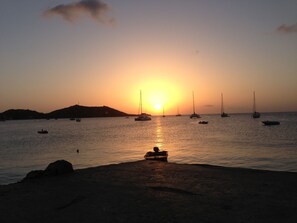 在海滩、沙滩椅、沙滩毛巾