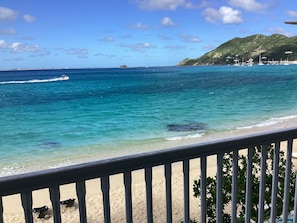 Plage, chaises longues, serviettes de plage
