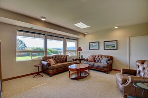Smart TV, DVD player, books, video library - Hope Island Suite: Water-Mountain-Island view.  Couples, Girls Getaway!  (La Conner)