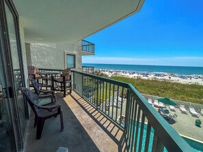 Outdoor dining - 10% off Sat-Sat thru Aug. Spacious 4 Bedroom Oceanfront. Family fun (North Myrtle Beach)