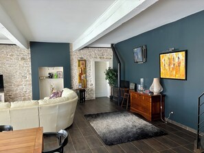 Smart TV, fireplace, table tennis, books