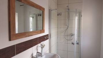 Douche, serviettes fournies