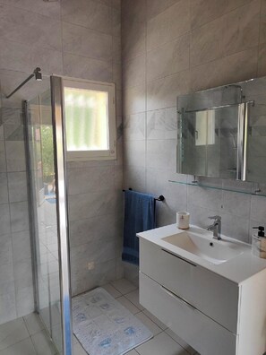 Douche, sèche-cheveux, serviettes fournies, papier toilette