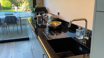 Een koelkast, een microgolfoven, een oven, een kookplaat