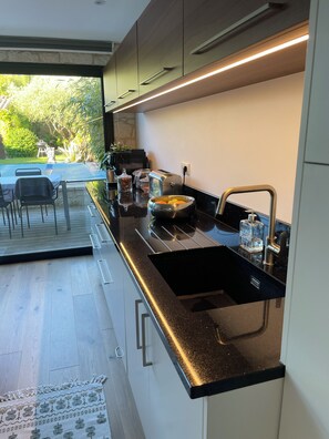 Refrigerador, microondas, horno y parrilla de estufa 