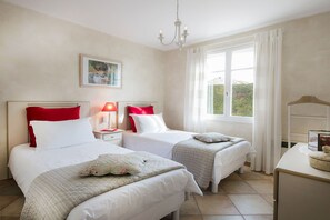 2 habitaciones, tabla de planchar con plancha y cuna de viaje 