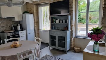 Réfrigérateur, micro-ondes, four, plaque de cuisson