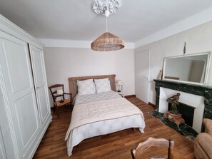 2 bedrooms, iron/ironing board, travel cot, free WiFi