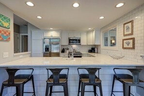 Fridge, microwave, stovetop, dishwasher - Sunset Rentals | Huntington 7622 (Hilton Head Island)