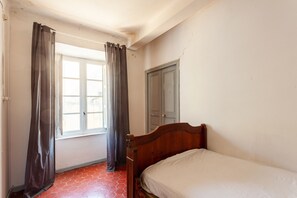4 bedrooms, travel cot, free WiFi, bed sheets - A charming house (pino)