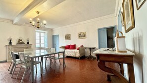 Dining - A charming house (pino)