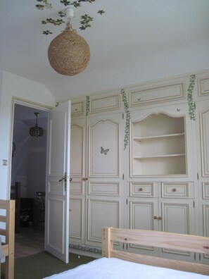 2 chambres, fer et planche à repasser, accès au Wi-Fi (inclus)