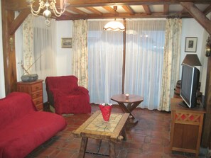 TV, books, offices - Le Clos d'Aval Paulownia 76510 Saint Nicolas of Aliermont near Dieppe (Saint-Nicolas-D'aliermont)