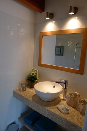 Dusche, Haartrockner, Handtücher
