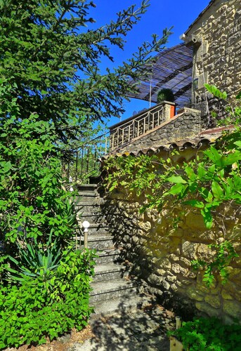 Viehättävä mökki 1800-luvun Provencen maatilalla, Laurier