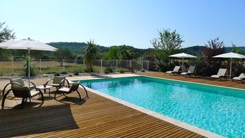 Een buitenzwembad en een verwarmd zwembad