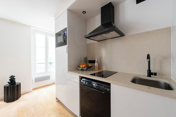 Réfrigérateur, micro-ondes, plaque de cuisson, lave-vaisselle