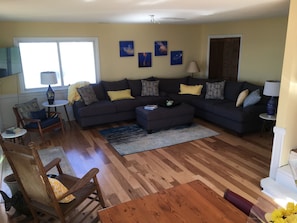 TV, books - Oceanfront - Sunny inside and out! (Holden Beach)