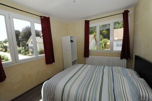 2 bedrooms, iron/ironing board, WiFi, bed sheets