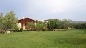 A house with a red roof, surrounded by a well-maintained lawn and trees. - House with calm 140m ² with swimming pool 10x5 (Campagne)