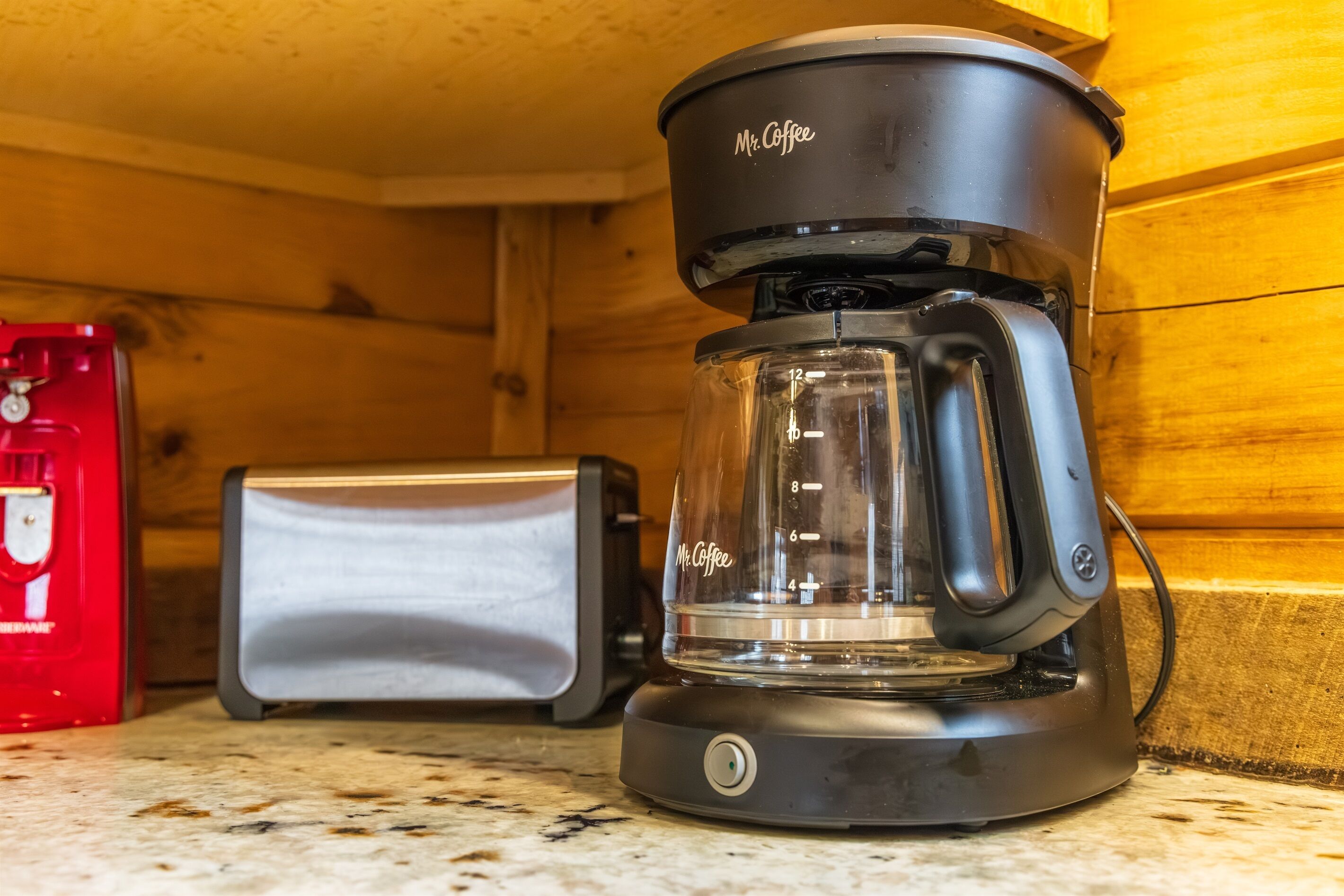 Una cafetera Mr. Coffee sobre una encimera de cocina.