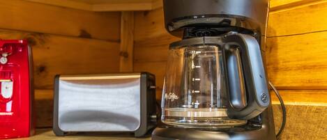 Una cafetera Mr. Coffee sobre una encimera de cocina.
