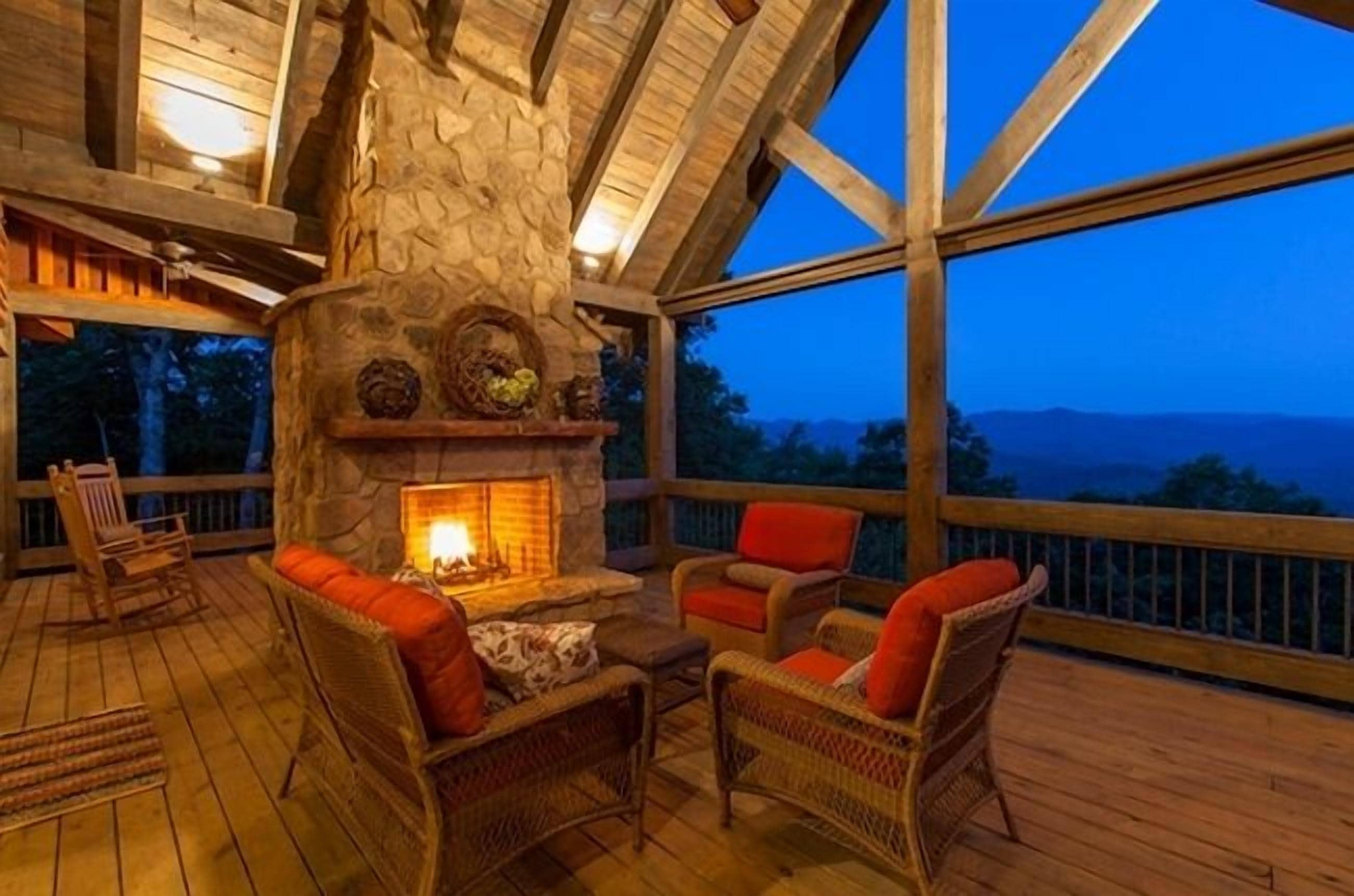 Cohutta Sunset~3 King Suites~Outdoor Fireplace~Secluded Mountaintop Romantic Getaway