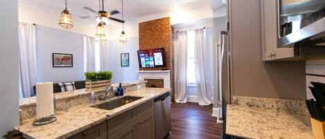 Réfrigérateur, micro-ondes, four, plaque de cuisson