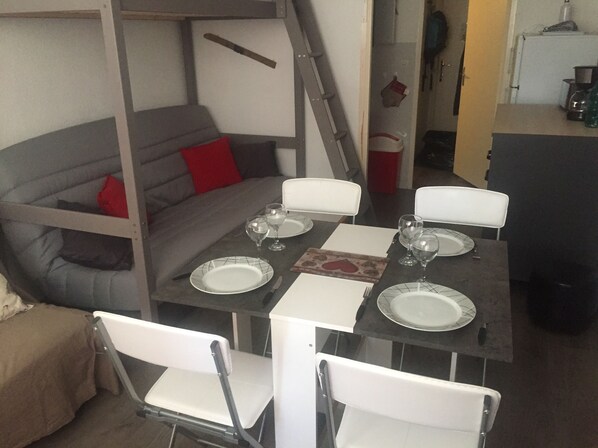 Dining - 5-person studio with balcony, breathtaking view of the valley, at the foot of the slopes. (Villarembert)