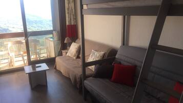 Televisor, taula de tennis de taula i estèreo