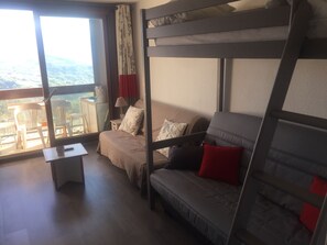 Télévision, table de tennis de table, chaîne hi-fi