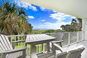 Outdoor dining - Sandcastles 3 Bedroom 2 Bath direct Oceanfront Luxury Retreat 211 ...Book now !  (Cocoa Beach)