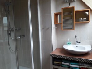 Douche, sèche-cheveux, bidet, serviettes fournies