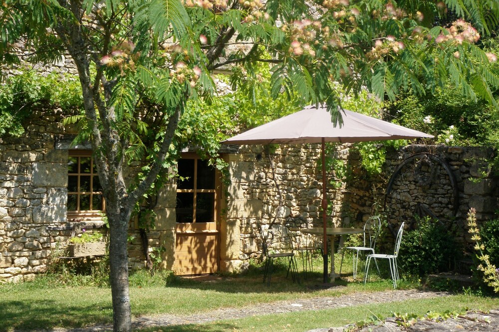 At the heart of the Périgord-Black-alone, small charming house
