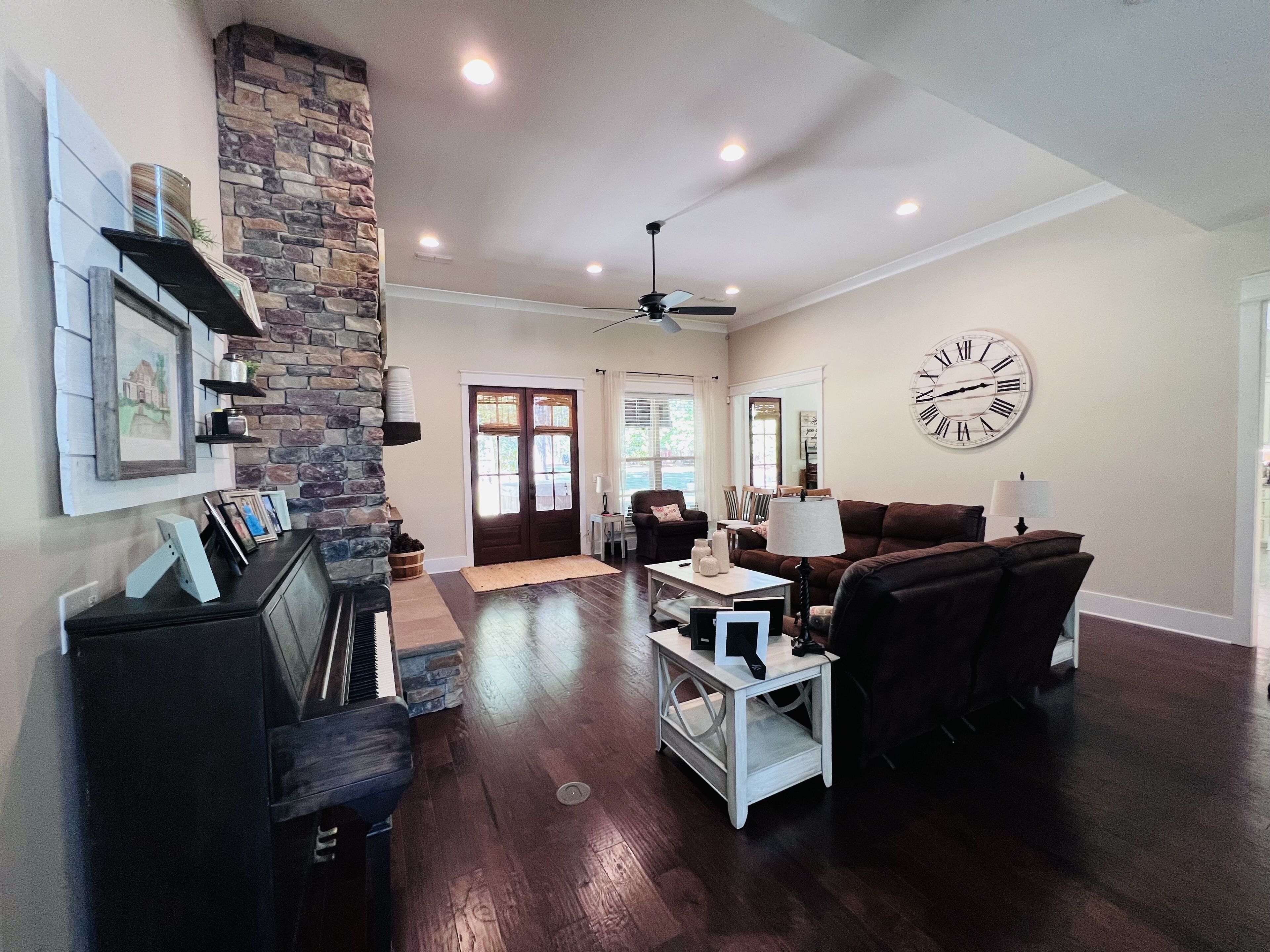 Spacious 6 Bedroom - Home Away From Home!