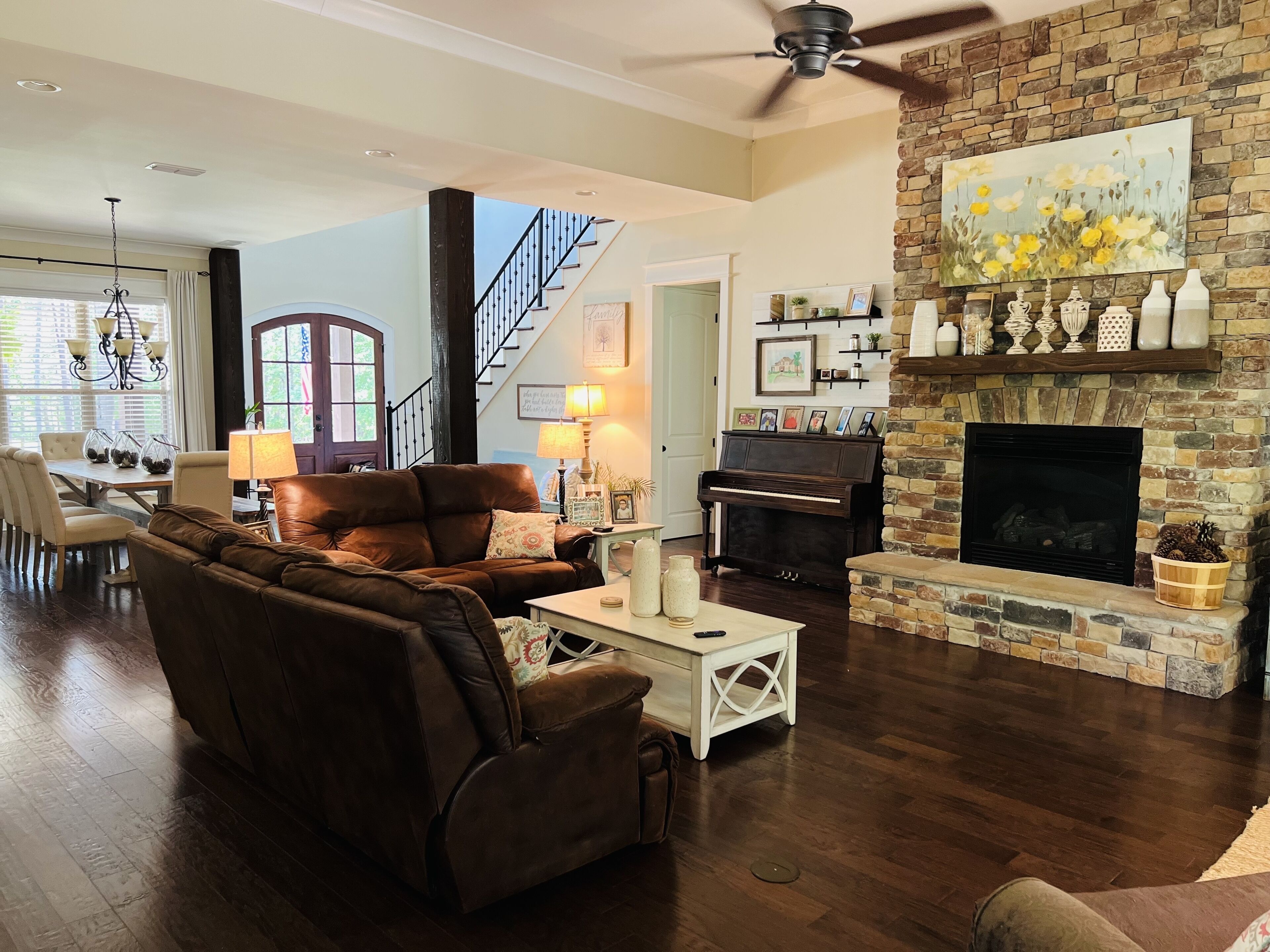 Spacious 6 Bedroom - Home Away From Home!