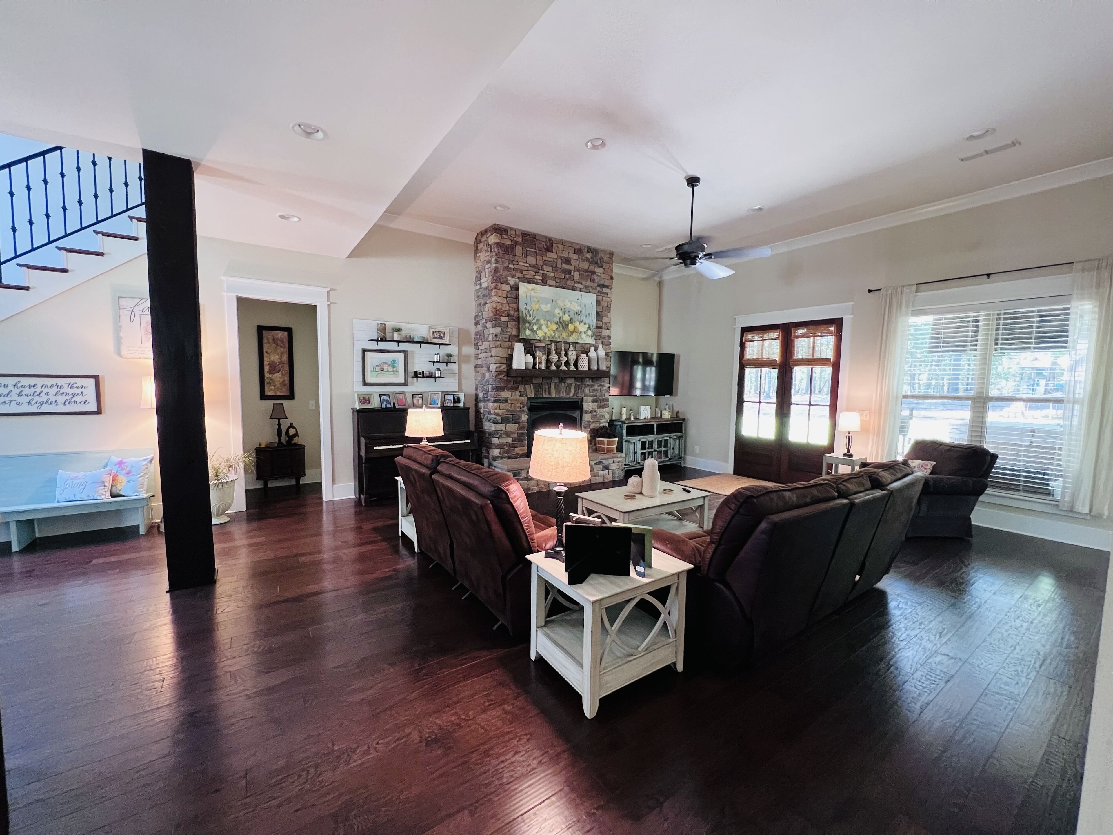 Spacious 6 Bedroom - Home Away From Home!