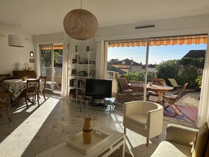 Televisie, een dvd-speler, boeken en een stereo