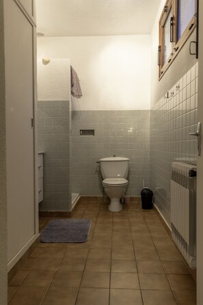 Een haardroger, handdoeken, zeep, shampoo