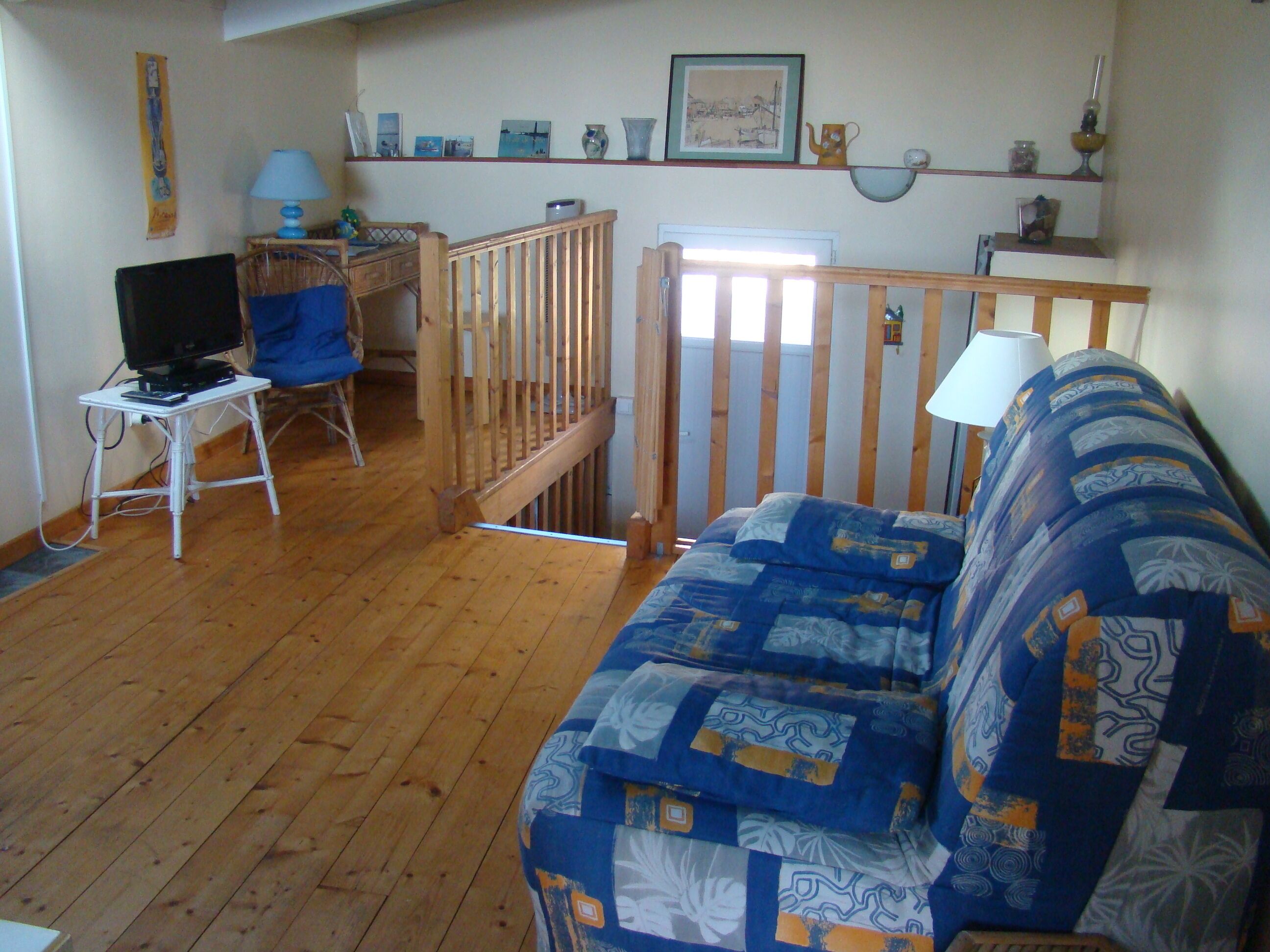 At the foot of Mt St Clair, facing the sea, La Note Bleue awaits you....;