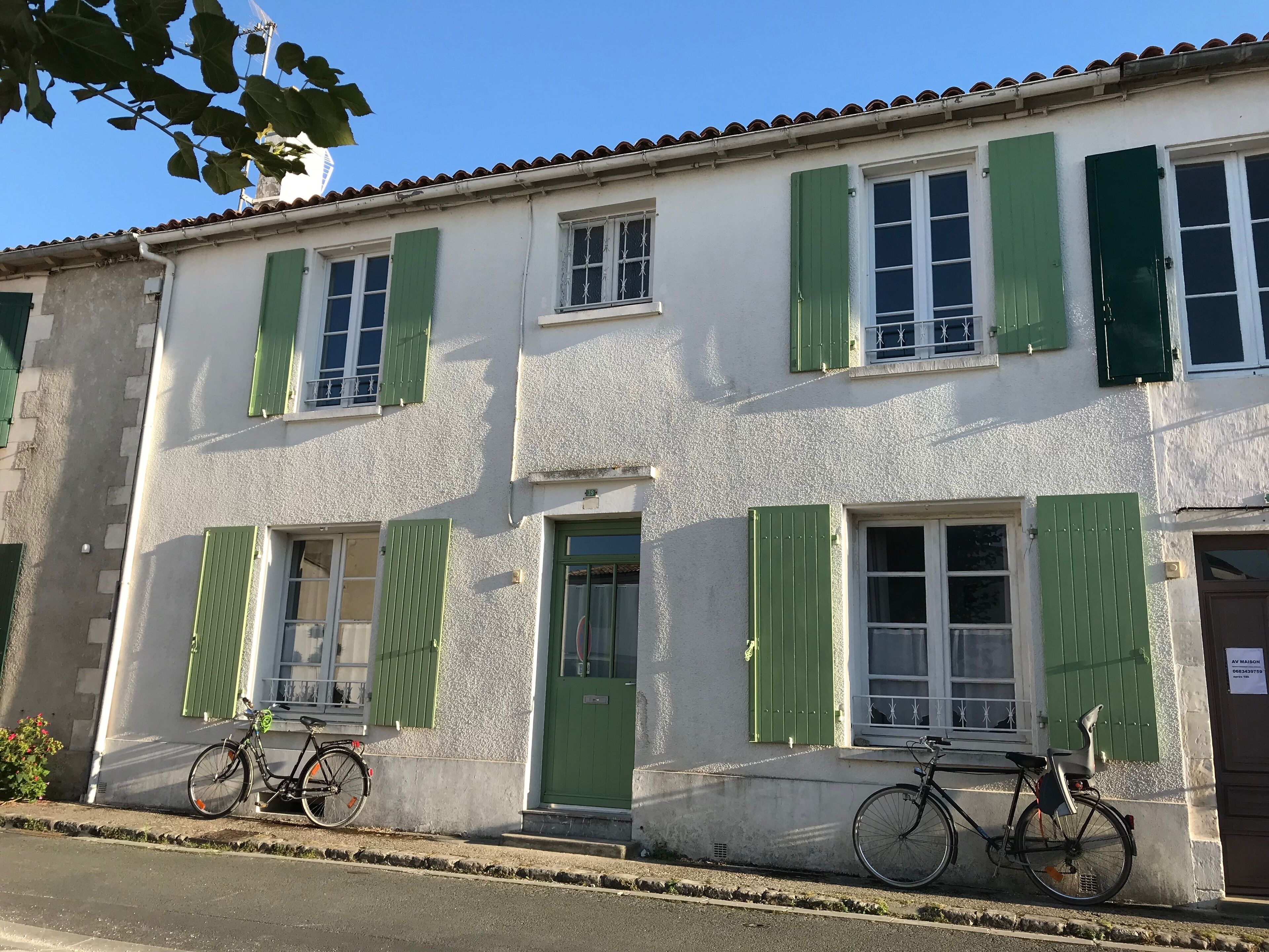 Family house: garden, calm, sun, heart of the village + independent studio