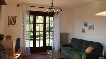 Télévision, lecteur de DVD, table de tennis de table, livres