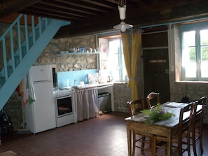 Réfrigérateur, four, plaque de cuisson, cafetiÚre/bouilloire