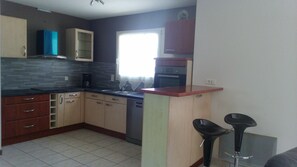 ثلاجة، ميكروويف، فرن، موقد طهي مسطح